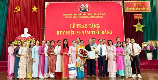 Trao tặng huy hiệu 30 năm tuổi đảng tại bệnh viện tâm thần trung ương 2