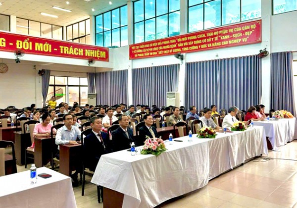 Đảng bộ Bệnh viện Tâm thần Trung ương 2 long trọng tổ chức lễ trao tặng huy hiệu 35 năm tuổi Đảng
